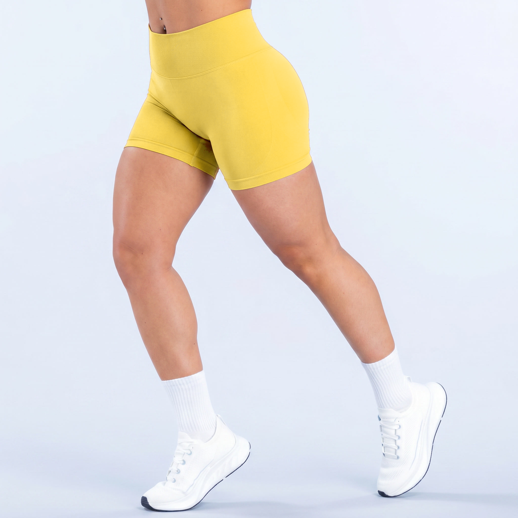 Sculpt Short WiselCompany, color amarillo, en movimiento